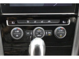 【エアコン】2ゾーンフルオートエアコンディショナー(運転席助手席)になっております。暑がりの方と寒がりの方が同席しても大丈夫です。
