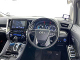運転席まわりです。 各操作スイッチは使いやすい位置に配置されてます。