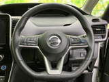 握りやすいステアリングは、操作性も抜群。スイッチ類も配置されており、運転中でも快適に操作できます。