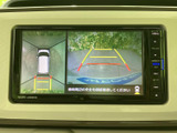 狭い場所での駐車も安心。後方の状況を画面で確認できるので、安全に駐車できます。ガイドライン表示で、距離感もつかみやすいのが嬉しいポイントです。