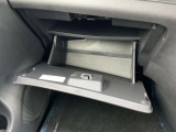 グローブボックスは奥行きがあり、日常品や車検証、その他の収納に便利です!