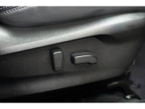 &rdquo;電動シートを装備。お客様に安全に運転頂けるよう座席の位置、座面の上げ下げやリクライニングの加減も細やかな設定を可能にしました。&rdquo;
