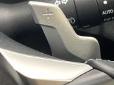 【パドルシフト】ハンドルから手を離さずに素早くシフトアップ&ダウンができるので、エンジンブレーキを使う下り坂や高速道路の合流で加速したい場面で役立ちます。