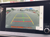 狭い道や駐車時も安心。後方の状況を画面で確認できるので、安全な運転をサポートします。ガイドライン表示で、距離感もつかみやすい設計です。
