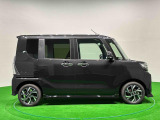 ドアは約90度に開くので荷物も積み込みやすく、乗り降りもしやすい♪ ロングドライブも快適に過ごせる工夫がいっぱいです♪