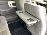 運転席背面には格納式テーブルが付いており、休憩時のちょっとした小物置きに使えて便利です。