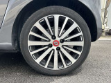 限定車仕様のアルミホイールもルノーマークにレッドの配色がアクセントになります。