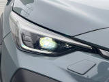 【LEDヘッドライト】悪天候や夜間走行時も良好な視界を確保し安心して運転できる高輝度LEDヘッドライトを装備!点灯速度が早く、消費電力も抑えられています。