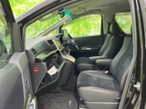 運転に集中できる機能的な空間。操作しやすい配置で、安全運転をサポートします。上質な素材が、快適なドライブを演出。愉しさを追求します。
