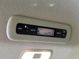 【リアオートエアコン】広い後部座席には必須の機能!風量や温度を自動で調整し前席と同様な車内環境にしてくれるリアオートエアコンを装備。夏の暑さも冬の寒さもストレスなく快適にお過ごしいただけます♪