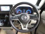 運転が楽しくなる明るく開放的な運転席まわりです。