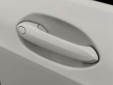 コンフォートアクセス付きでキーを携帯していれば施錠、開錠が可能です。