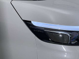 明るいLEDヘッドライトとフォグランプ付き、夜のドライブも安心できます。