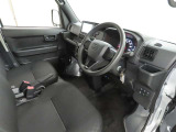 シンプルで使いやすいデザインの運転席です。