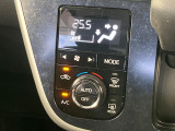 【オートエアコン】一度お好みの温度に設定すれば、車内の温度を検知し風量や温度を自動で調整。暑い&hellip;寒い&hellip;と何度もスイッチ操作をする必要はありません。快適な車内空間には必須の機能ですね♪