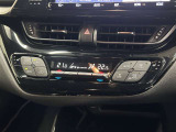 オートエアコンは温度を設定するだけで、自動で風量などを設定してくれます。運転しながら操作も必要ないので、安全性も向上します。