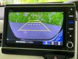 後方確認モニターは、駐車時の安全性を高め、狭い場所での運転をサポートします。
