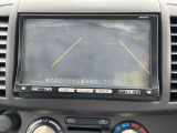 《バックモニター》駐車するとき、後ろのスペースがどれくらいあるかわからず、うまく停められない・・なんてことを防ぐ、バックカメラを装備。