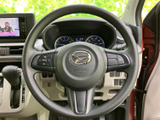 握りやすいステアリングで、快適な運転操作を実現。操作性も良く、スムーズなハンドリングをサポートします。長距離運転でも疲れにくいでしょう。