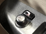 【電動格納ミラー】サイドミラーは電動格納式となっており、狭い駐車場でもキズがつくリスクを抑えられます。