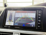 【バックガイドモニター】車両後方の映像をナビ画面に表示し、駐車などの後退操作をサポートします。