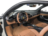 こちらは左ハンドルのお車でございます。内装色はCuoioを選択しております。