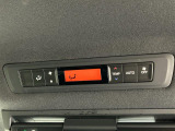 【Wエアコン(後席エアコン)】エアコンが前席に加え、後部座席用にも独立して設置されていており、暑い夏でも寒い冬でも、車内に快適な空気を届けるので、いつでも快適な車内空間を創り上げます!