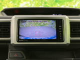 後方確認がしやすい大型モニターが搭載されています。カメラの映像で駐車も安心。各種情報も確認でき、快適なドライブをサポートします。