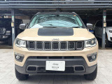 jeep伝統の7スロットグリルです。