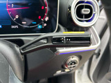 ステアリングボタンは、使いやすいデザインでございます。ステアリング付近のレバーや、ステアリングボタンで追従機能の操作も可能でございます。