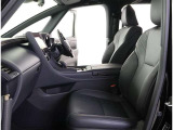 高いホールド性で運転姿勢が安定します。長距離ドライブでも疲れにくいのが魅力です。快適なドライビングライフをお送りください♪