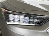 【LEDヘッドライト】悪天候や夜間走行時も良好な視界を確保し安心して運転できる高輝度LEDヘッドライトを装備!点灯速度が早く、消費電力も抑えられています。