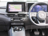 すっきりした運転席周りにはナビやエアコンの操作パネルを設置しておりますので、お一人での運転でもご安心できます。