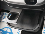 引き出して大きめトレーとして、しまったままでも小物置きとして、運転席からも助手席からも自在に使えるドリンクホルダー付のトレーです。
