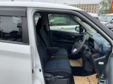 SRSニーエアバックシステム<運転席>はドライバーの脚部を受け止め、下肢の障害を軽減するとともに姿勢を維持することで、保護効果を高めます。