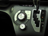 オートエアコンを装備しておりますので、四季を通じて車内を快適な温度に保つことが出来ます!高級感が有りますね!