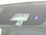 【三菱e-Assist】走行中に前方の車両等を認識し、衝突しそうな時は警報とブレーキで衝突回避と被害軽減をアシスト。より安全にドライブをお楽しみいただけます。