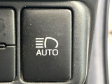 【アダプティブハイビーム】遠くまで明るく照らすハイビームを先行車や対向車に照射しない様、自動で調整!毎回手動で切り替える必要がなく、夜間走行時のストレスも軽減。安全性向上にも寄与します。