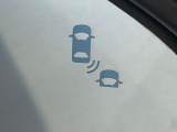【ブラインドスポットインフォメーション】走行中、ドアミラーの死角になりやすい箇所に後続車が接近するとサイドミラー付近に警告を表示、ドライバーに注意喚起をしてくれます。