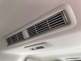 リアシーリングファンも付いておりますので、車内の空気の循環にも役立ちます。