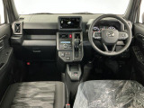 【インパネ】運転のしやすさを最優先に設計された見晴らしの良いフロントビュー。車両間隔が掴みやすく狭い道でも安心♪「安全」と「品質」を最優先に、安心してお乗りいただけるクルマを提供いたします。