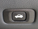 ボタン一つでトランクオープンが可能!車内から操作できる為、非常に便利な装備の一つとなります!