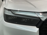 LEDヘッドライトは、点灯の瞬間から最大光量を発揮し、突然暗くなるトンネルなどでの安定感を高めます。