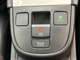 電子制御パーキングブレーキは信号待ちでも便利。いつもより運転がラクになるはずです。