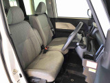 運転席の座面高さを調整できるシートリフターが付いています。フロントシートはベンチシートを採用で、座面も広く使い勝手もいいですよ♪