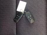 電子キーをポケットやカバンに入れているだけで、ドアの開錠・施錠が行えます。荷物を抱えていてもラクラク開閉です。エンジン始動も行えます。