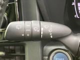 雨の日の運転をサポートするワイパーレバー。視界をクリアに保ち、安全な走行を確保します。