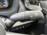操作感の良いウインカーレバーは、確実な合図をサポート。スムーズな車線変更や右左折を、より安全に行えます。日常の運転を助けます。
