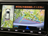 駐車時の安全性を高めるカメラシステム。後方の状況をクリアに映し出し、狭い場所でもスムーズな駐車をサポートします。周囲の確認も容易に行えます。