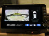 リバースギアに入れるだけで後方の表示へ切り替わります。夜間や雨の日の駐車も楽になりますよ。